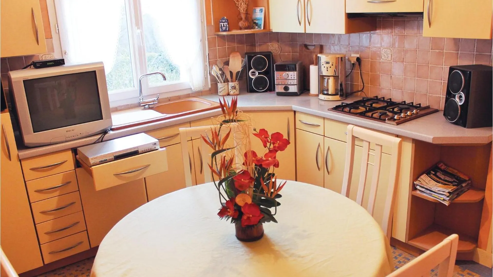 Awesome home in Landudec w/ 3 Bedrooms Vakantiehuis